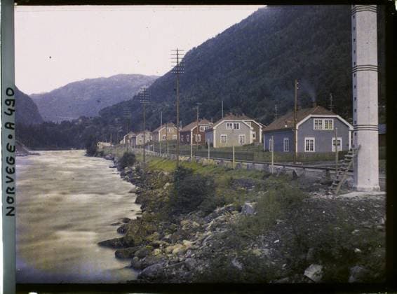 RECORD DATE NOT STATED Rjukan, Norway the houses of the workers of the hydroelectric factory , 1910 - Voyage of Albert Kahn and Auguste LÃ on in Scandinavia - (August 9 - September 14) (French - ï»¿Rjukan , Norvege Les maisons des ouvriers de l usine hydro-Ã lectrique). Electrical installation, valley, exists in high definition, river, housing, hydrography, worker, agglomeration panorama, HD, Habitat , Architecture, Nature , Environment, Saaheim, workers houses Copyright: xpiemagsx AKahnlpie020223-15998 !ACHTUNG AUFNAHMEDATUM GESCHÄTZT!
