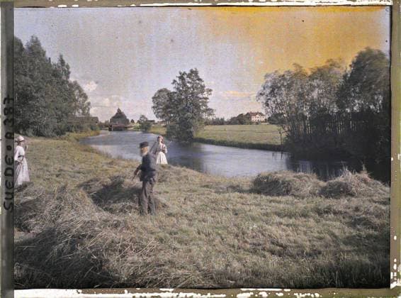 RECORD DATE NOT STATED Ovansjö, between Gävle and Falun, Sweden a man and two wilt women on the edge of a river (Alsjöbäcken or Bansjän) , 1910 - Voyage of Albert Kahn and Auguste LÃ on in Scandinavia - (August 9 - September 14) (French - ï»¿Ovansjö , entre Gävle et Falun , Suede Un homme et deux femmes fanant au bord d une riviere ( Alsjöbäcken ou Bansjän )). Woman, agriculture , breeding, work scene, hay, river, rural life, harvest, peasant, hydrography, hairstyle , headgear, man, Human beings, economic activity, daily life, nature , environment, Gefle road to Falun, harvesters Copyright: xpiemagsx AKahnlpie020223-5154 !ACHTUNG AUFNAHMEDATUM GESCHÄTZT!