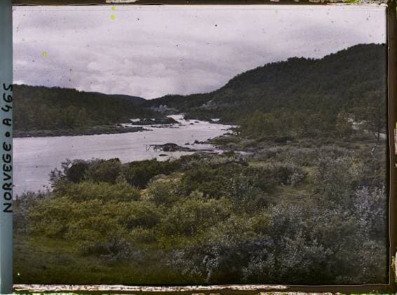 RECORD DATE NOT STATED Near Rjukan, Norway Panorama around Rjukan , 1910 - Voyage of Albert Kahn and Auguste LÃ on in Scandinavia - (August 9 - September 14) (French - ï»¿Pres de Rjukan , Norvege Panorama aux environs de Rjukan). Landscape, forest , wood, river, hydrography, dam, Nature , Environment, Pres de Rjukan, Environs de Rjukan Province de Telemarken Copyright: xpiemagsx AKahnlpie020223-15972 !ACHTUNG AUFNAHMEDATUM GESCHÄTZT!