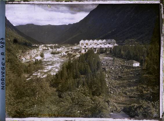 RECORD DATE NOT STATED Rjukan, Norway seeing houses and buildings of the hydroelectric factory , 1910 - Voyage of Albert Kahn and Auguste LÃ on in Scandinavia - (August 9 - September 14) (French - ï»¿Rjukan , Norvege Vue des maisons d habitation et des bÃ¢timents de l usine hydro-Ã lectrique). Landscape, conifer, valley, forest , wood, exists in high definition, river, hydrography, agglomeration panorama, industry, Nature , Environment, HD, Housing , Architecture, Economic Activity, Saaheim, Saaheim Telemarken Copyright: xpiemagsx AKahnlpie020223-15996 !ACHTUNG AUFNAHMEDATUM GESCHÄTZT!