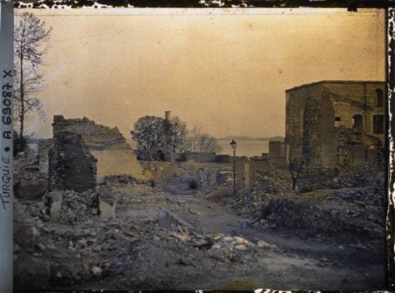 RECORD DATE NOT STATED Constantinople (current Istanbul), Turkey neighborhood, some buildings of which have been damaged by a fire , 1912 - Turkey - StÃ phane Passet - (September) (French - ï»¿Constantinople ( actuelle Istanbul ) , Turquie Quartier dont certains bÃ¢timents ont Ã tÃ endommagÃ s par un incendie). Floor , RÃ verbere, sea , ocean, street , neighborhood, rubble, Habitat , Architecture Copyright: xpiemagsx AKahnlpie020223-5012 !ACHTUNG AUFNAHMEDATUM GESCHÄTZT!