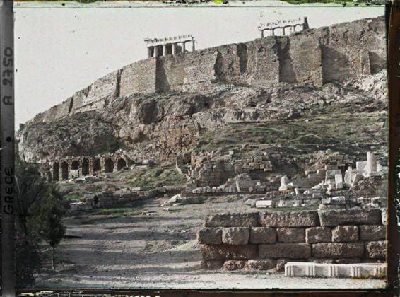 RECORD DATE NOT STATED Athens, Greece on the left, end of the portico of Eumene which leads to the right of the theater of Dyonisos, under the Acropolis , 1913 - Balkans, Italy - Jean Brunhes and Auguste LÃ on - (September - October 23) (French - ï»¿Athenes , Grece A gauche , extrÃ mitÃ du portique d Eumene qui aboutit Ã droite du ThÃ Ã¢tre de Dyonisos , sous l Acropole). Archaeological vestige, civil engineering, public civil architecture, portico, column, terrace, antiquity, Habitat , Architecture , Art, Legend of Jean Brunhes in the register of external projections: Athens, The acopole on its pink bases seen from S. O. Greece, Athens, the acropolis on pink stocks seen from the south west Copyright: xpiemagsx AKahnlpie020223-4370 !ACHTUNG AUFNAHMEDATUM GESCHÄTZT!