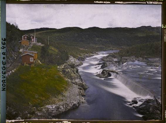 RECORD DATE NOT STATED Near Rjukan, Norway Panorama around Rjukan , 1910 - Voyage of Albert Kahn and Auguste LÃ on in Scandinavia - (August 9 - September 14) (French - ï»¿Pres de Rjukan , Norvege Panorama aux environs de Rjukan). Forest , Wood, civil engineering, exists in high definition, river, rural architecture, housing, hydrography, dam, Habitat , architecture, HD, nature , environment, Pres de Rjukan, Environs de Rjukan Province de Telemarken Copyright: xpiemagsx AKahnlpie020223-15970 !ACHTUNG AUFNAHMEDATUM GESCHÄTZT!