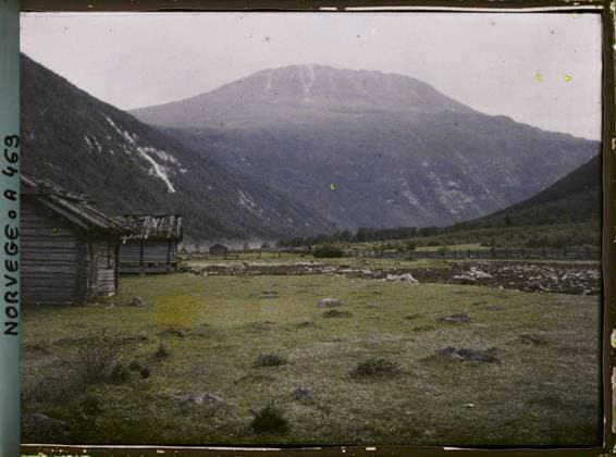 RECORD DATE NOT STATED Near Rjukan, Norway Panorama around Rjukan , 1910 - Voyage of Albert Kahn and Auguste LÃ on in Scandinavia - (August 9 - September 14) (French - ï»¿Pres de Rjukan , Norvege Panorama aux environs de Rjukan). Landscape, Mont , Mountain, Agriculture , Breeding, Valley, Cabane, Exists in high definition, Rural Architecture, Nature , Environment, Economic Activity, HD, Habitat , Architecture, Pres de Rjukan, Environs de Rjukan Province de Telemarken Copyright: xpiemagsx AKahnlpie020223-15975 !ACHTUNG AUFNAHMEDATUM GESCHÄTZT!