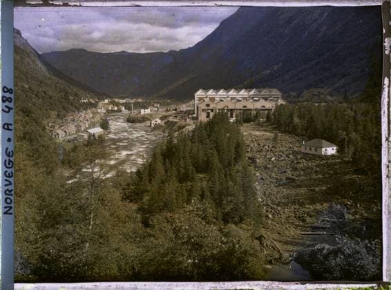 RECORD DATE NOT STATED Rjukan, Norway seeing houses and buildings of the hydroelectric factory , 1910 - Voyage of Albert Kahn and Auguste LÃ on in Scandinavia - (August 9 - September 14) (French - ï»¿Rjukan , Norvege Vue des maisons d habitation et des bÃ¢timents de l usine hydro-Ã lectrique). Landscape, conifer, valley, forest , wood, river, hydrography, agglomeration panorama, industry, Nature , Environment, Habitat , Architecture, Economic Activity, Saaheim, Saaheim Telemarken Copyright: xpiemagsx AKahnlpie020223-15994 !ACHTUNG AUFNAHMEDATUM GESCHÄTZT!