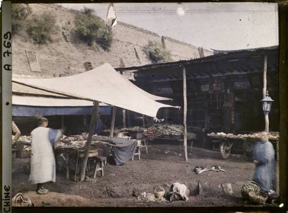 RECORD DATE NOT STATED Moukden, China Biancheng ( outdoor city ) , 1912 - China - StÃ phane Passet (French - ï»¿Moukden , Chine Biancheng ( Â« ville ExtÃ rieure Â» )). Dog, market , fair, lantern, food, street scene, vegetable, awning, window , display, rampart, man, Economic activity, daily life, human beings, China, Moukden, a market Copyright: xpiemagsx AKahnlpie020223-18061 !ACHTUNG AUFNAHMEDATUM GESCHÄTZT!