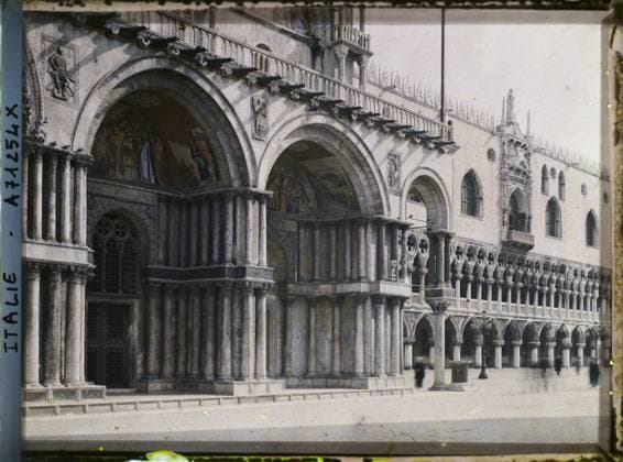 RECORD DATE NOT STATED Venice, Italy Church Saint Marc and Palais des Doges , 1912 - Balkans, Italy - Jean Brunhes and Auguste LÃ on - (October 13 - 27) (French - ï»¿Venise , Italie Eglise Saint Marc et Palais des Doges). Church, Christianity, sculpture, portico, painted decor, column, painting, arc , arcade , arceau, renaissance, gallery, palace , castle, religious architecture, Religion , Art , Habitat , Architecture Copyright: xpiemagsx AKahnlpie020223-14961 !ACHTUNG AUFNAHMEDATUM GESCHÄTZT!