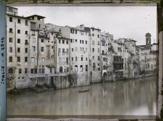 RECORD DATE NOT STATED Florence, Italy Housing bordering Arno , 1913 - Balkans, Italy - Jean Brunhes and Auguste LÃ on - (September - October 23) (French - ï»¿Florence , Italie Habitations bordant l Arno). Advertising, river, commercial registration, housing, crafts, Economic activity, registration , information, housing , architecture, Italy, Florence, the houses on the left bank towards the downstream, view of the Ponte Vecchio Copyright: xpiemagsx AKahnlpie020223-15903 !ACHTUNG AUFNAHMEDATUM GESCHÄTZT!