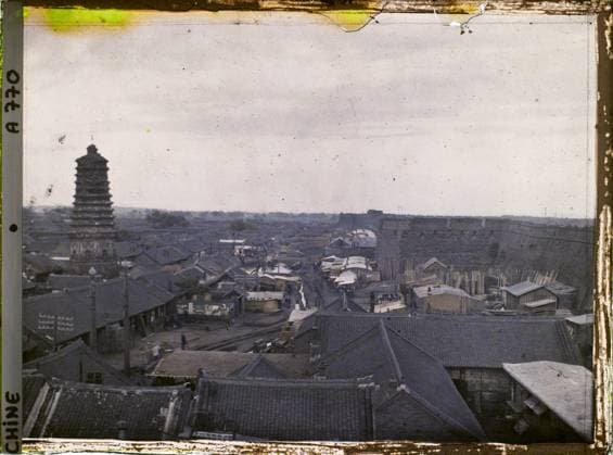 RECORD DATE NOT STATED Moukden, northern China of Biancheng ( outdoor city ) , 1912 - China - StÃ phane Passet (French - ï»¿Moukden , Chine Nord de Biancheng ( Â« ville ExtÃ rieure Â» )). Pagoda, monastery, fortified architecture, street , neighborhood, agglomeration panorama, rampart, religious architecture, Habitat , Architecture, China, Moukden, general view Copyright: xpiemagsx AKahnlpie020223-18052 !ACHTUNG AUFNAHMEDATUM GESCHÄTZT!