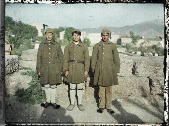 RECORD DATE NOT STATED Athens, Greece three Greek soldiers from Corinth , 1913 - Balkans, Italy - Jean Brunhes and Auguste LÃ on - (September - October 23) (French - ï»¿Athenes , Grece Trois soldats grecs de Corinthe). Military uniform, group portrait, shadow of the photographer, man, army, Clothing, human beings, society, Greece, Athens, three Greek soldiers from Corinth Copyright: xpiemagsx AKahnlpie020223-4322 !ACHTUNG AUFNAHMEDATUM GESCHÄTZT!