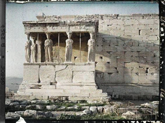 RECORD DATE NOT STATED Athens, Greece on the Acropolis, the tribune of caryatids at the end of the southern wall of the erechtheion , 1913 - Balkans, Italy - Jean Brunhes and Auguste LÃ on - (September - October 23) (French - ï»¿Athenes , Grece Sur l Acropole , la tribune des Cariatides Ã l extrÃ mitÃ du mur sud de l Erechtheion). Statue, temple, archaeological vestige, sculpture, portico, column, Greco-Roman polytheism, antiquity, religious architecture, Habitat , Architecture , Art , Religion, Greece, Athens, the caryatids of the erechteion Copyright: xpiemagsx AKahnlpie020223-4345 !ACHTUNG AUFNAHMEDATUM GESCHÄTZT!