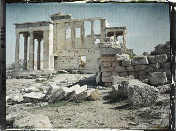 RECORD DATE NOT STATED Athens, Greece on the Acropolis, the western facade of the Erechtheion , 1913 - Balkans, Italy - Jean Brunhes and Auguste LÃ on - (September - October 23) (French - ï»¿Athenes , Grece Sur l Acropole , la facade ouest de l Erechtheion). Temple, archaeological vestige, portico, column, Greco-Roman polytheism, Antiquity, religious architecture, Habitat , Architecture , Religion , Art, Greece, Athens, the Erechteion and the Lycabette through the columns. Copyright: xpiemagsx AKahnlpie020223-4348 !ACHTUNG AUFNAHMEDATUM GESCHÄTZT!