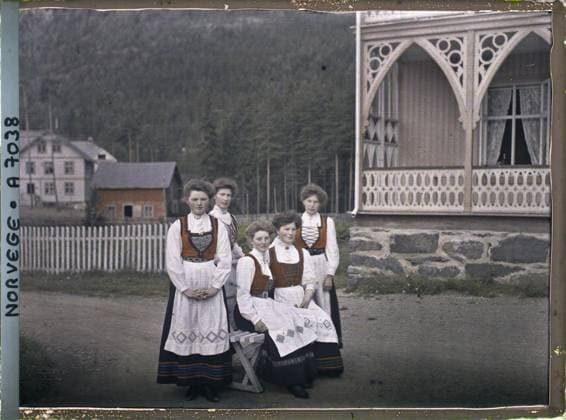 RECORD DATE NOT STATED Fagernes, Norway young women belonging to the hotel staff , 1910 - Voyage of Albert Kahn and Auguste LÃ on in Scandinavia - (August 9 - September 14) (French - ï»¿Fagernes , Norvege Jeunes femmes appartenant au personnel de l hÃ tel). Woman, costume, exists in high definition, embroidery, group portrait, commercial architecture, work clothing, catering , hotel industry, Human beings, clothing, HD, housing , architecture, economic activity, Fagernoes, good from the hotel Copyright: xpiemagsx AKahnlpie020223-15546 !ACHTUNG AUFNAHMEDATUM GESCHÄTZT!