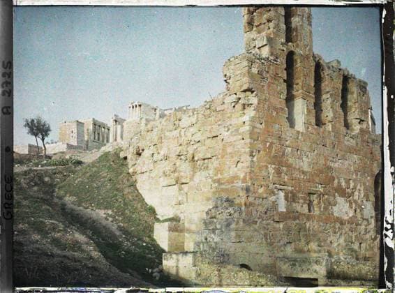 RECORD DATE NOT STATED Athens, Greece at the foot of the Acropolis, (top, background), vestiges of the Odeon of Herod Atticus , 1913 - Balkans, Italy - Jean Brunhes and Auguste LÃ on - (September - October 23) (French - ï»¿Athenes , Grece Au pied de l Acropole , ( en haut , Ã l arriere plan ) , vestiges de l OdÃ on d Herode Atticus). Archaeological vestige, public civil architecture, antiquity, theater, religious architecture, Habitat , Architecture , Art, Greece, Athens, on the 1st plan the OdÃ on, and, basically, the propylÃ s Copyright: xpiemagsx AKahnlpie020223-4363 !ACHTUNG AUFNAHMEDATUM GESCHÄTZT!