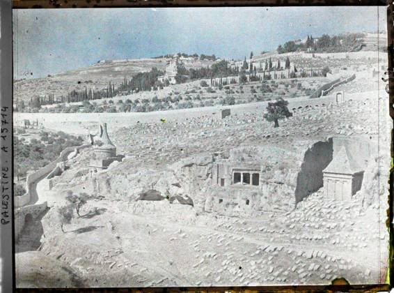 RECORD DATE NOT STATED East of Jerusalem, Palestine Tombes de la VallÃ e du CÃ dron , 1918 - Near East, Egypt, Palestine, Cyprus - Paul Castelnau (photographic section of the armies) - (January 9 -October 6) (French - ï»¿Est de JÃ rusalem , Palestine Tombes de la vallÃ e du CÃ dron). Mont , Mountain, Tomb, Cemetery, Christianity, Judaism, Orthodox Church, Valley, Funeral Architecture, Vegetation , Botanical, Religious Architecture, Religion, Habitat , Architecture, Nature , Environment, Palestine, Jerusalem, the tombs of the Josaphat valley Copyright: xpiemagsx AKahnlpie020223-5088 !ACHTUNG AUFNAHMEDATUM GESCHÄTZT!