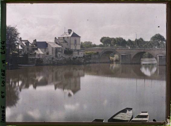 RECORD DATE NOT STATED Chinon, France houses on the island of Tours and Pont AliÃ nor d Aquitaine sur la Vienne , 1909 - Center of France - Auguste LÃ on - (June) (French - ï»¿Chinon , France Maisons sur l ile de Tours et pont AliÃ nor d Aquitaine sur la Vienne). Civil engineering, river, boat, housing, rebirth, bridge, Habitat , Architecture , Art, Indre et Loire Copyright: xpiemagsx AKahnlpie020223-12400 !ACHTUNG AUFNAHMEDATUM GESCHÄTZT!