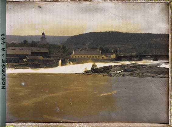 RECORD DATE NOT STATED Kongsberg, Norway seen from waterfalls from the Numedalslagen river , 1910 - Voyage of Albert Kahn and Auguste LÃ on in Scandinavia - (August 9 - September 14) (French - ï»¿Kongsberg , Norvege Vue des chutes d eau du fleuve Numedalslagen). Cascade, factory , workshop, river, civil engineering, hydrography, barracks, agglomeration panorama, bridge, Habitat , architecture, nature , environment, Kongsberg, Chute Copyright: xpiemagsx AKahnlpie020223-15955 !ACHTUNG AUFNAHMEDATUM GESCHÄTZT!