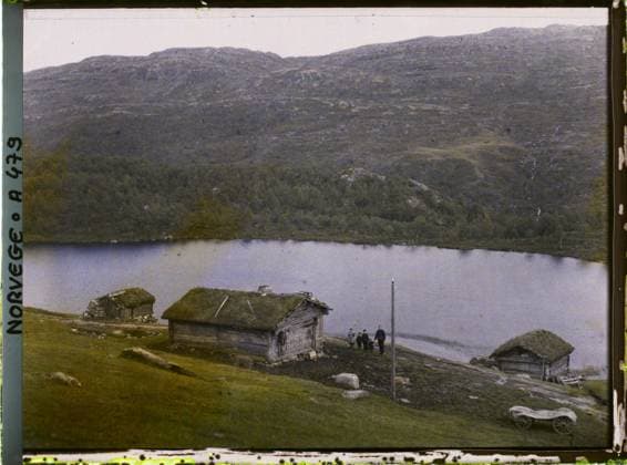 RECORD DATE NOT STATED Near Rjukan, Norway Panorama du Lac , 1910 - Voyage of Albert Kahn and Auguste LÃ on in Scandinavia - (August 9 - September 14) (French - ï»¿Pres de Rjukan , Norvege Panorama du lac). Mont , Mountain, forest , wood, hut, exists in high definition, lake , pond, rural architecture, hydrography, family, HD, Habitat , Architecture, Nature , Environment, They rjukan au lac de mousewife Copyright: xpiemagsx AKahnlpie020223-15985 !ACHTUNG AUFNAHMEDATUM GESCHÄTZT!