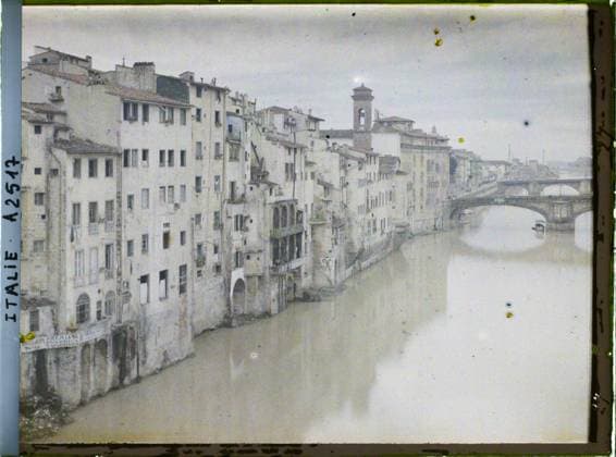 RECORD DATE NOT STATED Florence, Italy , 1913 - Balkans, Italy - Jean Brunhes and Auguste LÃ on - (September - October 23) (French - ï»¿Florence , Italie Les bords de l Arno et les ponts de Santa TrinitÃ et Ponte alla Carraia). River, civil engineering, commercial inscription, housing, arc , arcade , arceau, bridge, Habitat , Architecture , Inscription , information, Italy, Florence, view of the same upper terrace towards downstream with the 3 bridges Copyright: xpiemagsx AKahnlpie020223-15905 !ACHTUNG AUFNAHMEDATUM GESCHÄTZT!