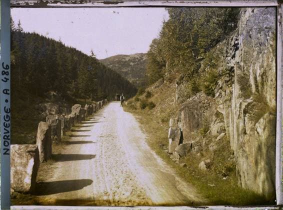 RECORD DATE NOT STATED Near Rjukan, Norway the road , 1910 - Voyage of Albert Kahn and Auguste LÃ on in Scandinavia - (August 9 - September 14) (French - ï»¿Pres de Rjukan , Norvege La route). Landscape, conifer, road, man, Nature , Environment, human beings, Road from Rjukan to Saaheim Copyright: xpiemagsx AKahnlpie020223-15992 !ACHTUNG AUFNAHMEDATUM GESCHÄTZT!
