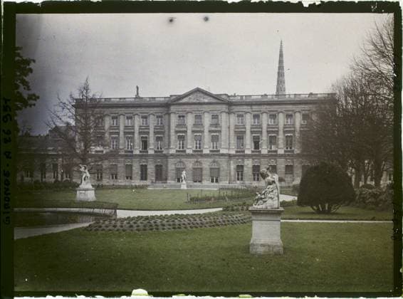 RECORD DATE NOT STATED Bordeaux, France The public garden in front of the town hall , 1920-1921 - Charente, Gironde, Basse -PyrÃ nÃ es, Hautes PyrÃ nÃ es - Fernand Cuville (French - ï»¿Bordeaux , France Le jardin public devant l HÃ tel de Ville). Museum, water room, public civil architecture, park , garden, Habitat , Architecture, France, Bordeaux, the town hall Copyright: xpiemagsx AKahnlpie020223-21858 !ACHTUNG AUFNAHMEDATUM GESCHÄTZT!