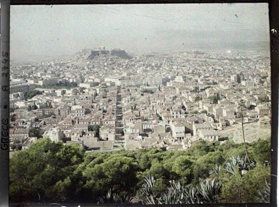 RECORD DATE NOT STATED Athens, Greece Panorama on the city towards the Acropolis, from Mount Lycabette , 1913 - Balkans, Italy - Jean Brunhes and Auguste LÃ on - (September - October 23) (French - ï»¿Athenes , Grece Panorama sur la ville vers l Acropole , depuis le Mont Lycabette). Mont , Mountain, exists in high definition, agglomeration panorama, vegetation , botany, HD, Habitat , Architecture, Nature , Environment, Greece, Athens, the acropolis seen from higher Copyright: xpiemagsx AKahnlpie020223-4324 !ACHTUNG AUFNAHMEDATUM GESCHÄTZT!