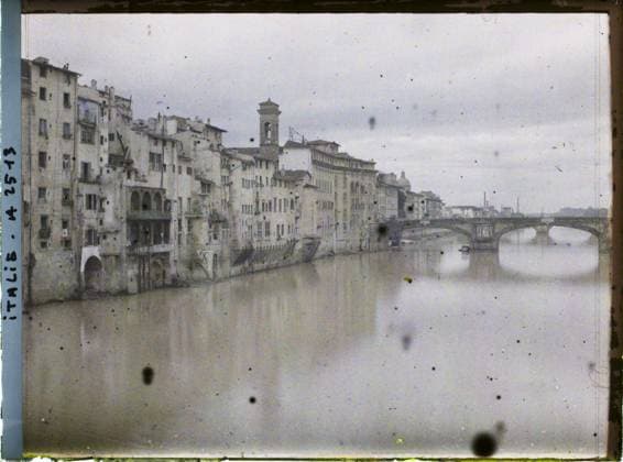 RECORD DATE NOT STATED Florence, Italie Le Lungarno et le Ponte Santa TrinitÃ , 1913 - Balkans, Italy - Jean Brunhes and Auguste LÃ on - (September - October 23) (French - ï»¿Florence , Italie Le lungarno et le ponte Santa TrinitÃ ). River, civil engineering, arc , arcade , arceau, agglomeration panorama, bridge, Habitat , Architecture, Italy, Florence, view of the Vecchio bridge towards downstream, The 1st of the bridges is the bridge of S .ta Trinita Copyright: xpiemagsx AKahnlpie020223-15902 !ACHTUNG AUFNAHMEDATUM GESCHÄTZT!