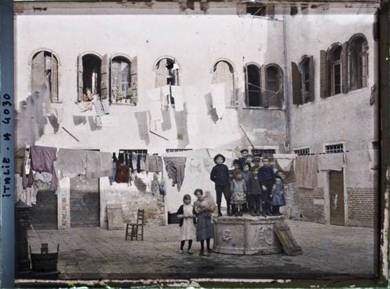 RECORD DATE NOT STATED Venise, Italie Corte Nuova , 1912 - Balkans, Italy - Jean Brunhes and Auguste LÃ on - (October 13 - 27) (French - ï»¿Venise , Italie Corte Nuova). Woman, wells, child, group portrait, housing, laundry, courtyard, Human beings, Habitat , Architecture, Italy, Venice Copyright: xpiemagsx AKahnlpie020223-16848 !ACHTUNG AUFNAHMEDATUM GESCHÄTZT!