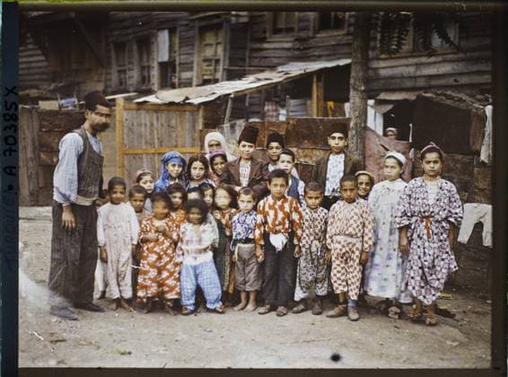 RECORD DATE NOT STATED Constantinople (current Istanbul), Turkey Group of Armenians , 1912 - Turkey - StÃ phane Passet - (September) (French - ï»¿Constantinople ( actuelle Istanbul ) , Turquie Groupe d ArmÃ niens). Costume, ethnic minority, child, group portrait, hairstyle , headgear, man, Clothing, society, human beings Copyright: xpiemagsx AKahnlpie020223-18818 !ACHTUNG AUFNAHMEDATUM GESCHÄTZT!