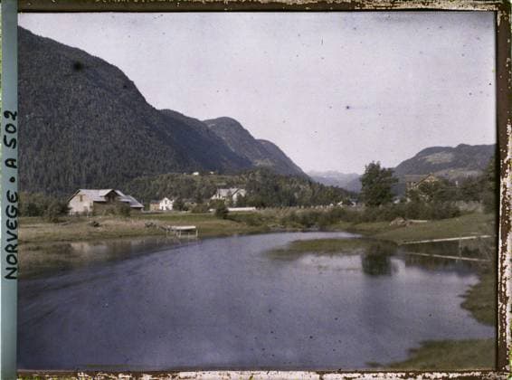 RECORD DATE NOT STATED Dalen, Norway La VallÃ e de Dalen, view of Lake Bandak , 1910 - Voyage of Albert Kahn and Auguste LÃ on in Scandinavia - (August 9 - September 14) (French - ï»¿Dalen , Norvege La vallÃ e de Dalen , vue du lac Bandak). Landscape, mont , mountain, valley, forest , wood, exists in high definition, watercourse, rural architecture, hydrography, Nature , Environment, HD, Habitat , Architecture, Descend, descend Copyright: xpiemagsx AKahnlpie020223-16013 !ACHTUNG AUFNAHMEDATUM GESCHÄTZT!