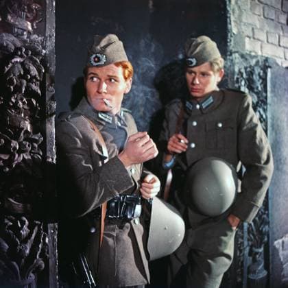 Sonderurlaub Sonderurlaub, aka Zum Schutz der Republik, Fernsehfilm, Deutschland 1963, Regie: Rainer Erler, Darsteller: Fritz Wepper, Hartmut Hinrichs, Deutschland , Deutschland Copyright: FredxLindinger Nur redaktionelle Nutzung. Editorial usage only. LIN_7601002196 EDITORIAL USE ONLY