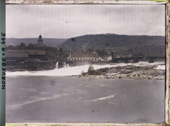 RECORD DATE NOT STATED Kongsberg, Norway seen from waterfalls from the Numedalslagen river , 1910 - Voyage of Albert Kahn and Auguste LÃ on in Scandinavia - (August 9 - September 14) (French - ï»¿Kongsberg , Norvege Vue des chutes d eau du fleuve Numedalslagen). Cascade, river, civil engineering, exists in high definition, hydrography, agglomeration panorama, bridge, Habitat , architecture, HD, nature , environment, Kongsberg, Chute Copyright: xpiemagsx AKahnlpie020223-15953 !ACHTUNG AUFNAHMEDATUM GESCHÄTZT!