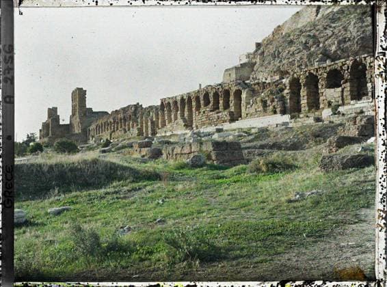 RECORD DATE NOT STATED Athens, Greece on the left, the Odeon of Herod Atticus, extended by the portico of Eumene , 1913 - Balkans, Italy - Jean Brunhes and Auguste LÃ on - (September - October 23) (French - ï»¿Athenes , Grece A gauche , l OdÃ on d Herode Atticus , prolongÃ par le portique d Eumene). Archaeological vestige, spectacle, public civil architecture, arc , arcade , arceau, antiquity, theater, Habitat , architecture, entertainment, art, Greece, Athens, the porticoes between the 2 theaters with a standing Cretan Copyright: xpiemagsx AKahnlpie020223-4368 !ACHTUNG AUFNAHMEDATUM GESCHÄTZT!