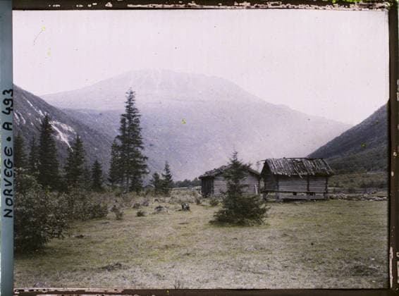 RECORD DATE NOT STATED Near Rjukan, Norway wooden huts in the Vestfjorddalen valley , 1910 - Voyage of Albert Kahn and Auguste LÃ on in Scandinavia - (August 9 - September 14) (French - ï»¿Pres de Rjukan , Norvege Cabanes en bois dans la vallÃ e du Vestfjorddalen). Landscape, mont , mountain, conifer, valley, forest , wood, hut, rural architecture, Nature , Environment, Habitat , Architecture, Near Saaheim, surrounding Saaheim Copyright: xpiemagsx AKahnlpie020223-15999 !ACHTUNG AUFNAHMEDATUM GESCHÄTZT!