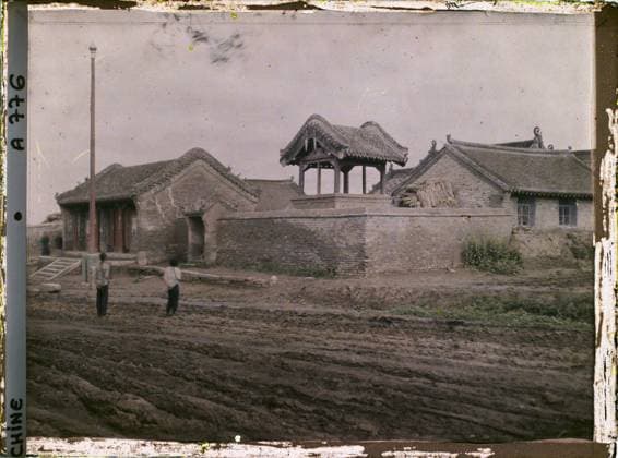 RECORD DATE NOT STATED Moukden, China Biancheng ( outdoor city ) , 1912 - China - StÃ phane Passet (French - ï»¿Moukden , Chine Biancheng ( Â« ville ExtÃ rieure Â» )). Mast, monastery, street , neighborhood, religious architecture, Habitat , Architecture, China, Moukden, route des Tombs Copyright: xpiemagsx AKahnlpie020223-18059 !ACHTUNG AUFNAHMEDATUM GESCHÄTZT!