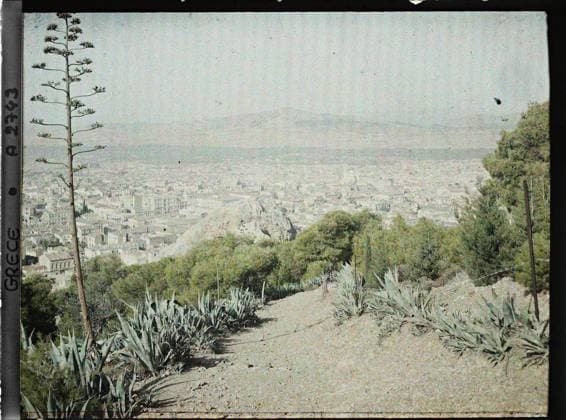 RECORD DATE NOT STATED Athens, Greece Panorama on the city towards the Acropolis, from Mount Lycabette. Basically, Mount Parnes , 1913 - Balkans, Italy - Jean Brunhes and Auguste LÃ on - (September - October 23) (French - ï»¿Athenes , Grece Panorama sur la ville vers l Acropole , depuis le Mont Lycabette. Au fond , le Mont Parnes). Mont , Mountain, agglomeration panorama, vegetation , botany, Habitat , architecture, nature , environment, Greece, Athens, Parnes, the wooded area, then in the 1st plan, the city, the pines and the AloÃ«s du Lycabette Copyright: xpiemagsx AKahnlpie020223-4327 !ACHTUNG AUFNAHMEDATUM GESCHÄTZT!
