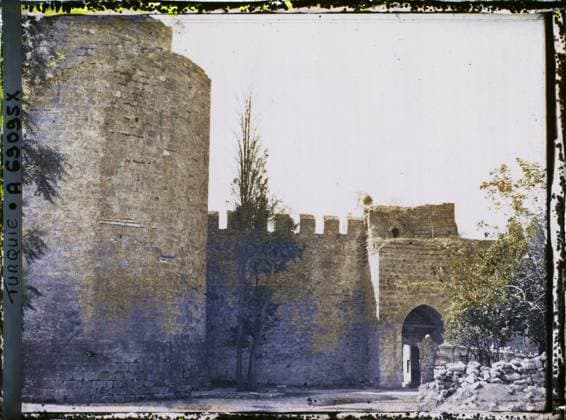 RECORD DATE NOT STATED Constantinople (current Istanbul), Turkey Round Tour, CrÃ nelÃ e Wall and Door part of the wall of the old town: , 1912 - Turkey - StÃ phane Passet - (September) (French - ï»¿Constantinople ( actuelle Istanbul ) , Turquie Tour ronde , muraille crÃ nelÃ e et porte faisant partie du mur d enceinte de la vieille ville :). Tour, fortified architecture, door, medium age, fortifications, rampart, Habitat , Architecture , Art Copyright: xpiemagsx AKahnlpie020223-4993 !ACHTUNG AUFNAHMEDATUM GESCHÄTZT!