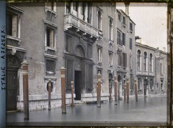 RECORD DATE NOT STATED Venice, Italy a palace , 1912 - Balkans, Italy - Jean Brunhes and Auguste LÃ on - (October 13 - 27) (French - ï»¿Venise , Italie Un palais). Canal, civil engineering, balcony , loggia, palace , castle, Habitat , Architecture Copyright: xpiemagsx AKahnlpie020223-14963 !ACHTUNG AUFNAHMEDATUM GESCHÄTZT!