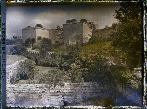 RECORD DATE NOT STATED Constantinople (current Istanbul), Turkey Fortress of Yedikule Hisari ( fortress with seven towers ), part of the city wall , 1912 - Turkey - StÃ phane Passet - (September) (French - ï»¿Constantinople ( actuelle Istanbul ) , Turquie Forteresse de Yedikule Hisari ( Â«forteresse aux sept toursÂ» ) , faisant partie du mur d enceinte de la ville). Fortified architecture, fortress, medium age, rampart, Habitat , Architecture , Art Copyright: xpiemagsx AKahnlpie020223-4990 !ACHTUNG AUFNAHMEDATUM GESCHÄTZT!
