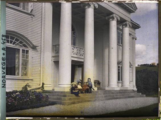 RECORD DATE NOT STATED Notodden, Norway Children sitting on the steps of the manor of the siege of the Norsk Hydro factories , 1910 - Voyage of Albert Kahn and Auguste LÃ on in Scandinavia - (August 9 - September 14) (French - ï»¿Notodden , Norvege Enfants assis sur les marches du manoir du siege des usines Norsk Hydro). Child, group portrait, commercial architecture, industry, Human beings, habitat , architecture, economic activity, Notodden Copyright: xpiemagsx AKahnlpie020223-15968 !ACHTUNG AUFNAHMEDATUM GESCHÄTZT!