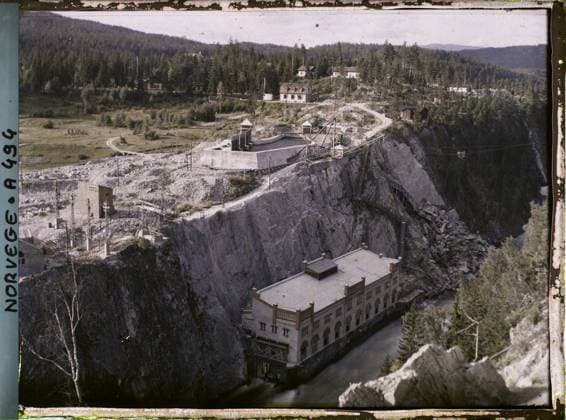 RECORD DATE NOT STATED Surroundings of Notodden, Norway Hydro-electric station of Svelgfoss , 1910 - Voyage of Albert Kahn and Auguste LÃ on in Scandinavia - (August 9 - September 14) (French - ï»¿Environs de Notodden , Norvege Station hydro-Ã lectrique de Svelgfoss). Electrical installation, conifer, forest , wood, civil engineering, exists in high definition, watercourse, hydrography, throat, hydraulic installation, Habitat , architecture, HD, nature , environment, Tinefos, factory Copyright: xpiemagsx AKahnlpie020223-16001 !ACHTUNG AUFNAHMEDATUM GESCHÄTZT!