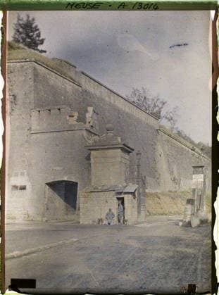 RECORD DATE NOT STATED Verdun , France , 1917 - North of France, Belgium - Paul Castelnau (photographic section of the armies) - (September 1-5) (French - ï»¿Verdun , France). Military uniform, front, bombing, street , neighborhood, door, fortifications, panels, rampart, man, Clothing, First World War, Habitat , Architecture, Registration , Information, Human Starries, France, Verdun, new door and citadel Copyright: xpiemagsx AKahnlpie020223-21131 !ACHTUNG AUFNAHMEDATUM GESCHÄTZT!
