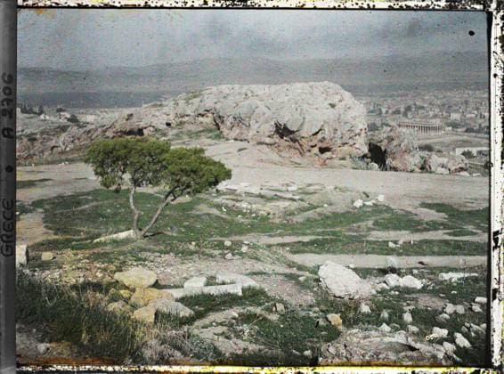 RECORD DATE NOT STATED Athens, Greece Panorama from the Acropolis: on the right, the Temple of Hephaistos ( Theseion ) , 1913 - Balkans, Italy - Jean Brunhes and Auguste LÃ on - (September - October 23) (French - ï»¿Athenes , Grece Panorama depuis l Acropole : Ã droite , le Temple d Hephaistos ( Â«TheseionÂ» )). Temple, antiquity, agglomeration panorama, Art , Habitat , Architecture, Greece, Athens, Acropolis: View towards the city: a rock of gray limestone and the Temple of Theseus on the right Copyright: xpiemagsx AKahnlpie020223-4334 !ACHTUNG AUFNAHMEDATUM GESCHÄTZT!