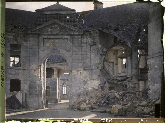 RECORD DATE NOT STATED Verdun , France , 1917 - North of France, Belgium - Paul Castelnau (photographic section of the armies) - (September 1-5) (French - ï»¿Verdun , France). Christianity, Administration, Ruins, Front, Bombing, Door, Arc , Arcade , Arceau, Renaissance, Fronton, Sculpted decor, rubble, Religion, society, First World War, Art, France, Verdun, Bishopric, the entrance Copyright: xpiemagsx AKahnlpie020223-21159 !ACHTUNG AUFNAHMEDATUM GESCHÄTZT!