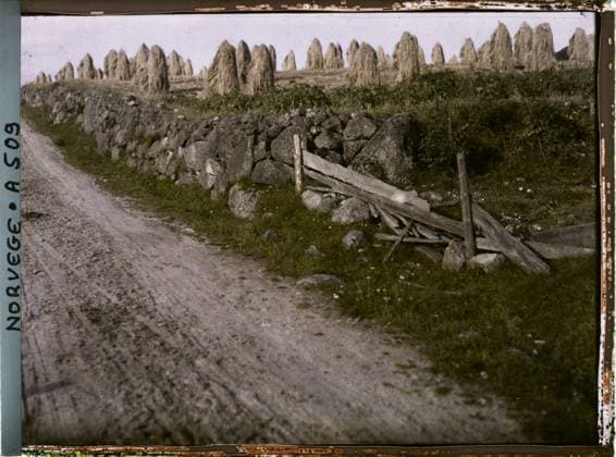 RECORD DATE NOT STATED Vinje, Norway an earth road in Smorklepp , 1910 - Voyage of Albert Kahn and Auguste LÃ on in Scandinavia - (August 9 - September 14) (French - ï»¿Vinje , Norvege Une route de terre Ã Smorklepp). Landscape, agriculture , breeding, hay, road, exists in high definition, field, barrier , palisade, Nature , environment, economic activity, HD, Route the dual Ã cavity (edland) Copyright: xpiemagsx AKahnlpie020223-16016 !ACHTUNG AUFNAHMEDATUM GESCHÄTZT!