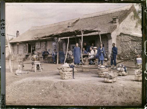 RECORD DATE NOT STATED Moukden, China Biancheng ( outdoor city ) , 1912 - China - StÃ phane Passet (French - ï»¿Moukden , Chine Biancheng ( Â« ville ExtÃ rieure Â» )). Ethnic minority, tea, roofing, food, exists in high definition, group portrait, commercial architecture, terrace, street scene, manchu ethnia, domestic object, restoration , hotel, man, Society, daily life, HD, human beings, Habitat , Architecture, Economic Activity, China, Moukden, tea house Copyright: xpiemagsx AKahnlpie020223-18056 !ACHTUNG AUFNAHMEDATUM GESCHÄTZT!