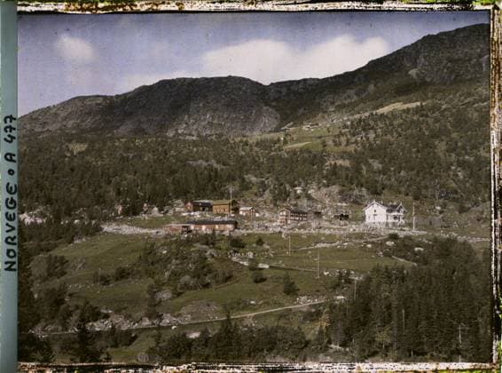 RECORD DATE NOT STATED Rjukan, Norway the hotel in which Albert Kahn stayed , 1910 - Voyage of Albert Kahn and Auguste LÃ on in Scandinavia - (August 9 - September 14) (French - ï»¿Rjukan , Norvege L hÃ tel dans lequel Albert Kahn a sÃ journÃ ). Landscape, mont , mountain, conifer, road, forest , wood, exists in high definition, rural architecture, catering , hotel industry, Nature , Environment, HD, Housing , Architecture, Economic Activity, RJUKAN, Fit Citizenship HÃ me Copyright: xpiemagsx AKahnlpie020223-15984 !ACHTUNG AUFNAHMEDATUM GESCHÄTZT!