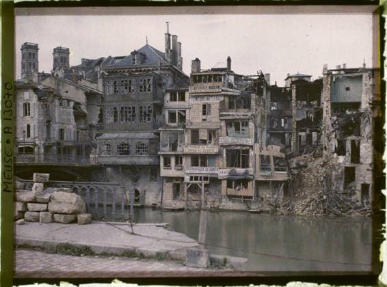 RECORD DATE NOT STATED Verdun , France , 1917 - North of France, Belgium - Paul Castelnau (photographic section of the armies) - (September 1-5) (French - ï»¿Verdun , France). Boutique , store, river, stilts, civil engineering, bell tower, quai, commercial registration, home, balcony , loggia, ruins, front, bombing, rubble, balustrade, bridge, Economic activity, housing , architecture, registration , information, First World War, France, Verdun, edges Meuse Copyright: xpiemagsx AKahnlpie020223-21192 !ACHTUNG AUFNAHMEDATUM GESCHÄTZT!