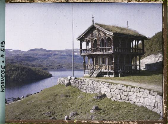 RECORD DATE NOT STATED Vinje, norway wooden house in vagslid , 1910 - Voyage of Albert Kahn and Auguste LÃ on in Scandinavia - (August 9 - September 14) (French - ï»¿Vinje , Norvege Maison de bois Ã Vagslid). Landscape, Mont , Mountain, Roof, exists in high definition, watercourse, rural architecture, hydrography, catering , hotel industry, Nature , Environment, HD, Housing , Architecture, Economic Activity, Route de KaukÃ li Ã Brainfond (Röldal) HÃ tel Copyright: xpiemagsx AKahnlpie020223-15507 !ACHTUNG AUFNAHMEDATUM GESCHÄTZT!
