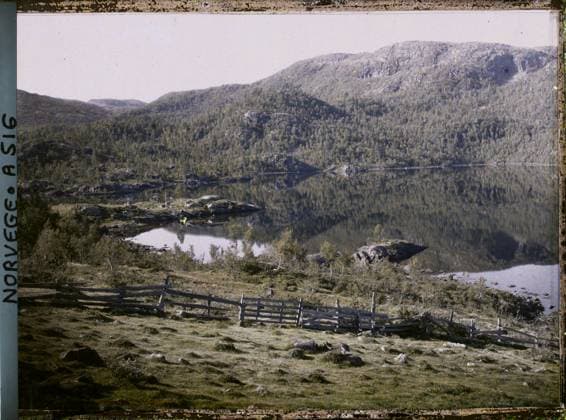 RECORD DATE NOT STATED Near Dalen, Norway , 1910 - Voyage of Albert Kahn and Auguste LÃ on in Scandinavia - (August 9 - September 14) (French - ï»¿Pres de Dalen , Norvege). Landscape, Mont , Mountain, Conifer, Forest , Wood, Lac , Pond, Hydrography, Barrier , Palisade, Nature , Environment, KaukÃ li road in Briedfond Copyright: xpiemagsx AKahnlpie020223-16023 !ACHTUNG AUFNAHMEDATUM GESCHÄTZT!
